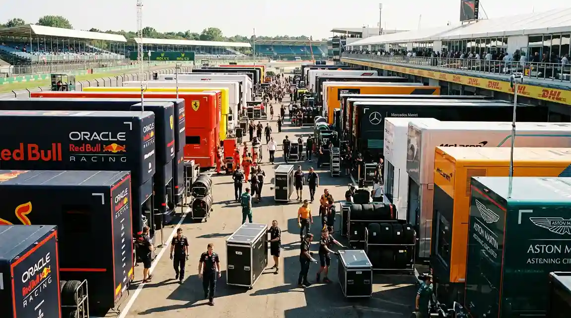 Formule 1-paddock met teams die zich voorbereiden op het raceweekend
