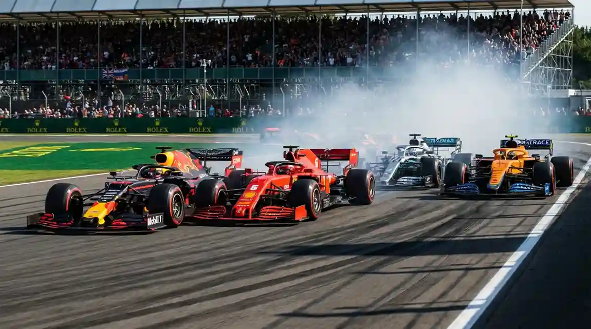 Formule 1-wagens strijden om positie in een spannende bocht
