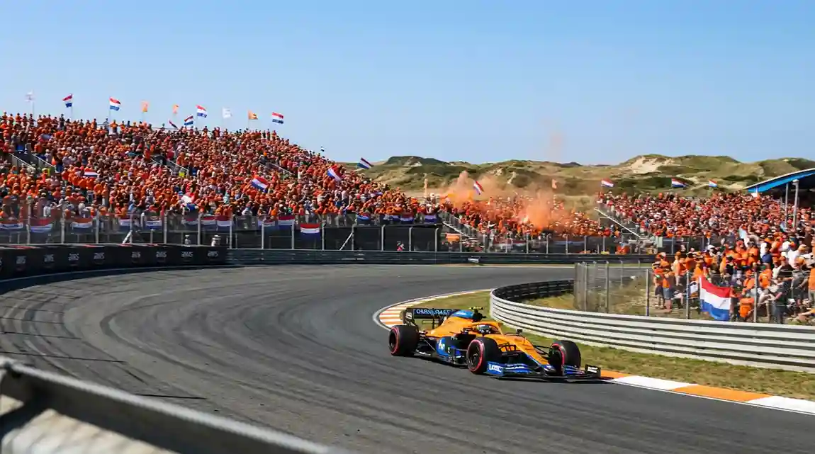 Formule 1-wagen in actie op het circuit van Zandvoort met Nederlandse vlaggen