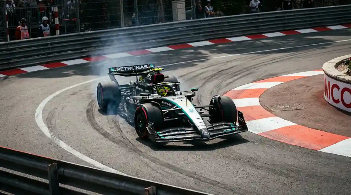 F1-auto neemt een krappe bocht op een technisch circuit