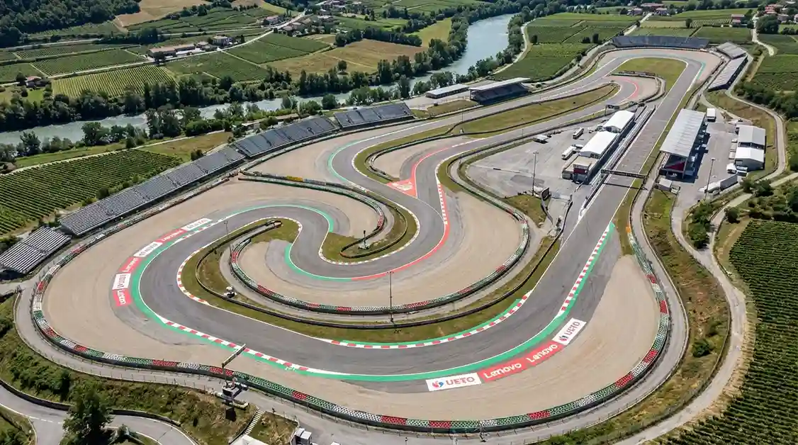 Luchtfoto van een Formule 1-circuit met kenmerkende bochten en rechte stukken