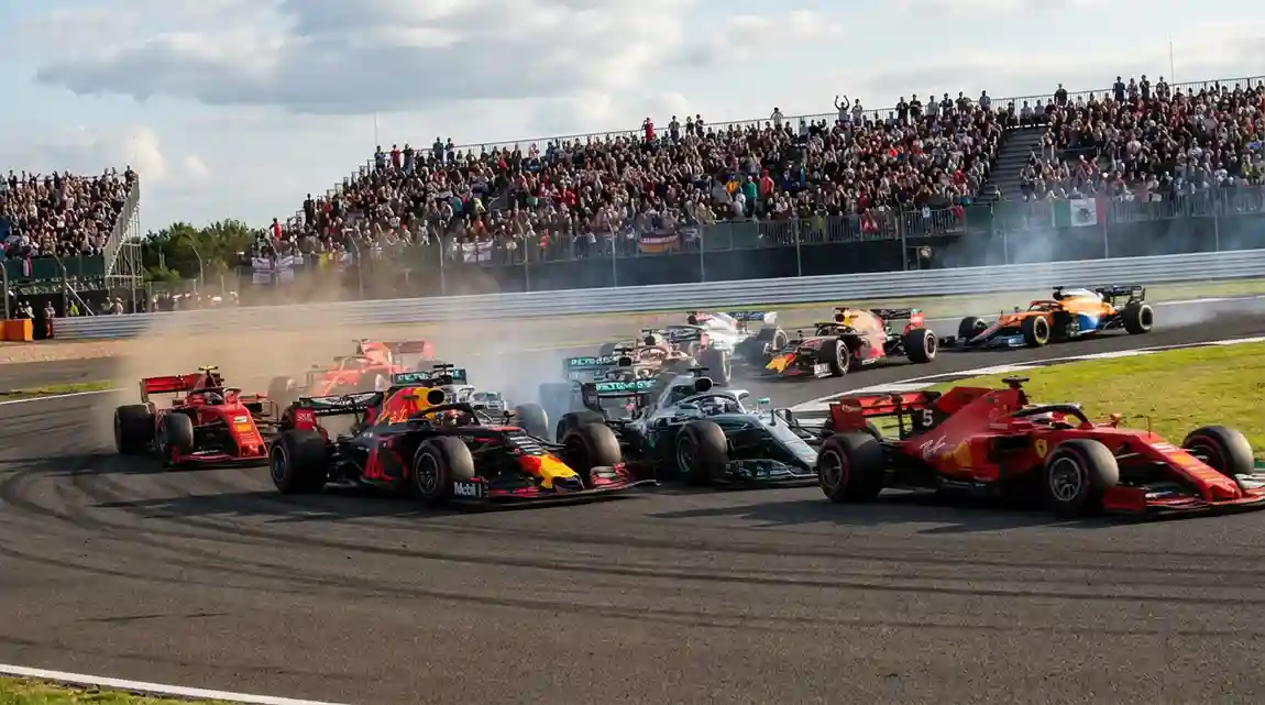 Formule 1-actie met meerdere wagens die strijden om positie op het circuit