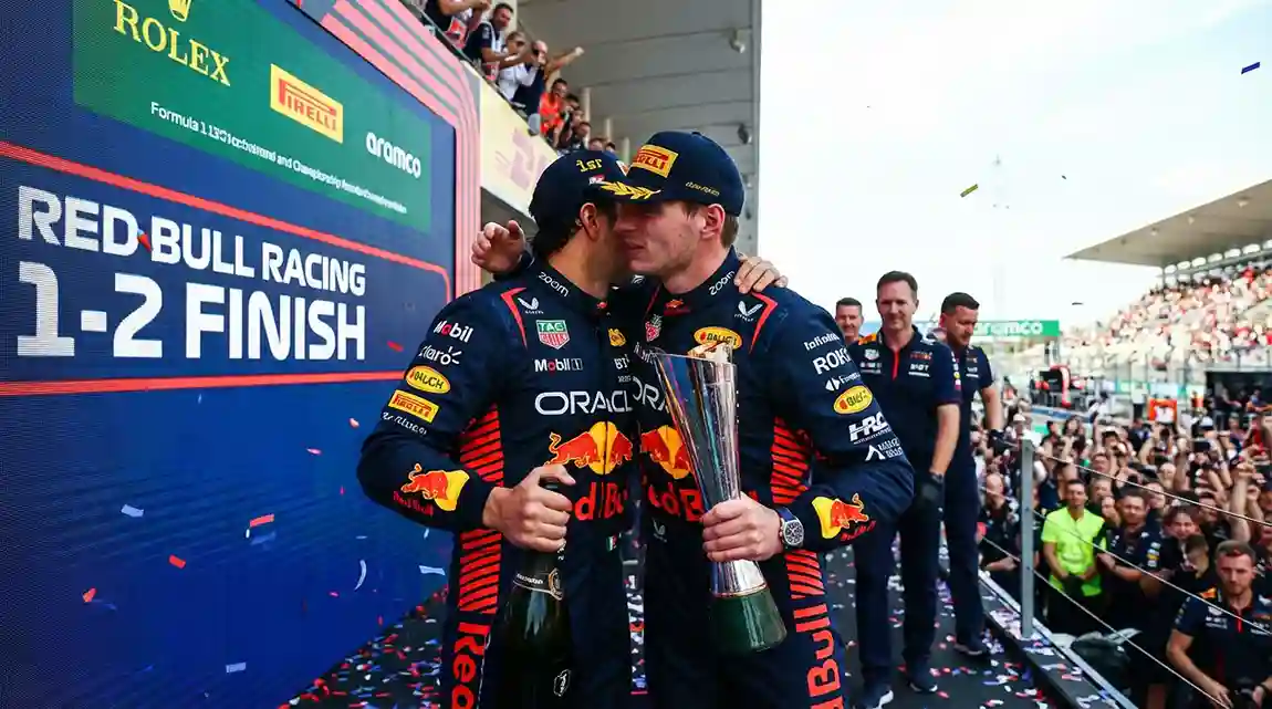 Twee teamgenoten staan samen op het podium na een succesvol team resultaat