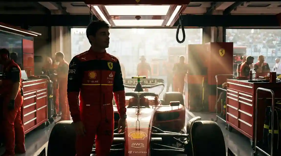 Lewis Hamilton in Ferrari-raceoverall bij de iconische rode bolide