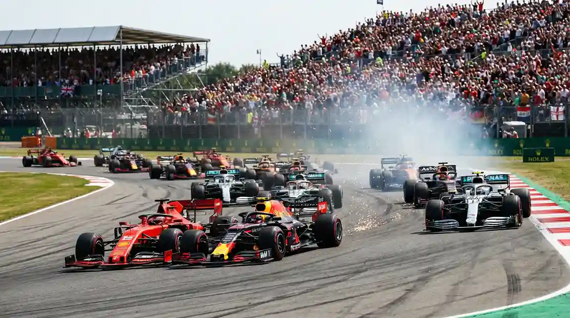 Formule 1-race in volle gang met wagens die over het circuit razen