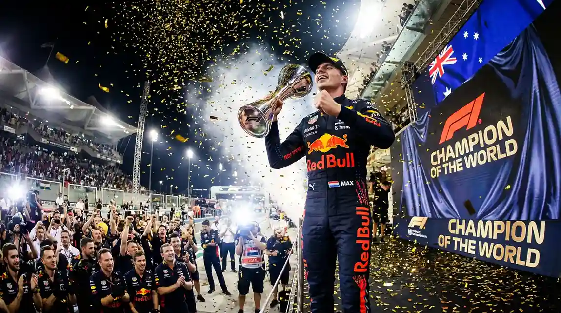Formule 1-coureur heft de wereldkampioenschapstrofee omhoog op het podium