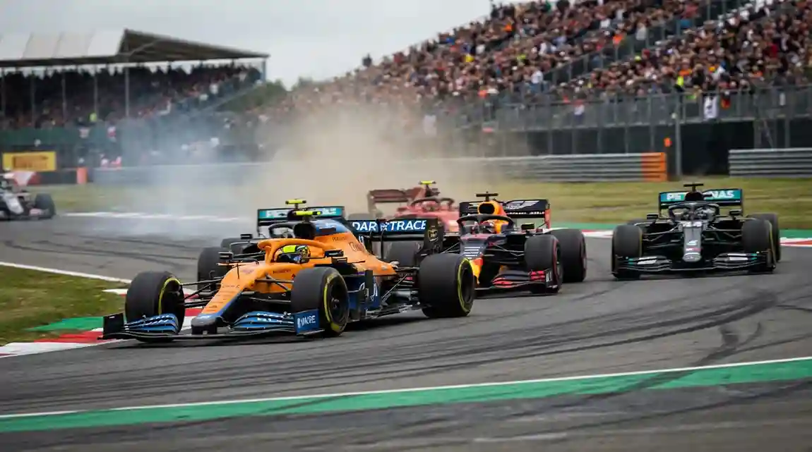 McLaren Formule 1-wagen tijdens een spannende race met concurrenten op de achtergrond
