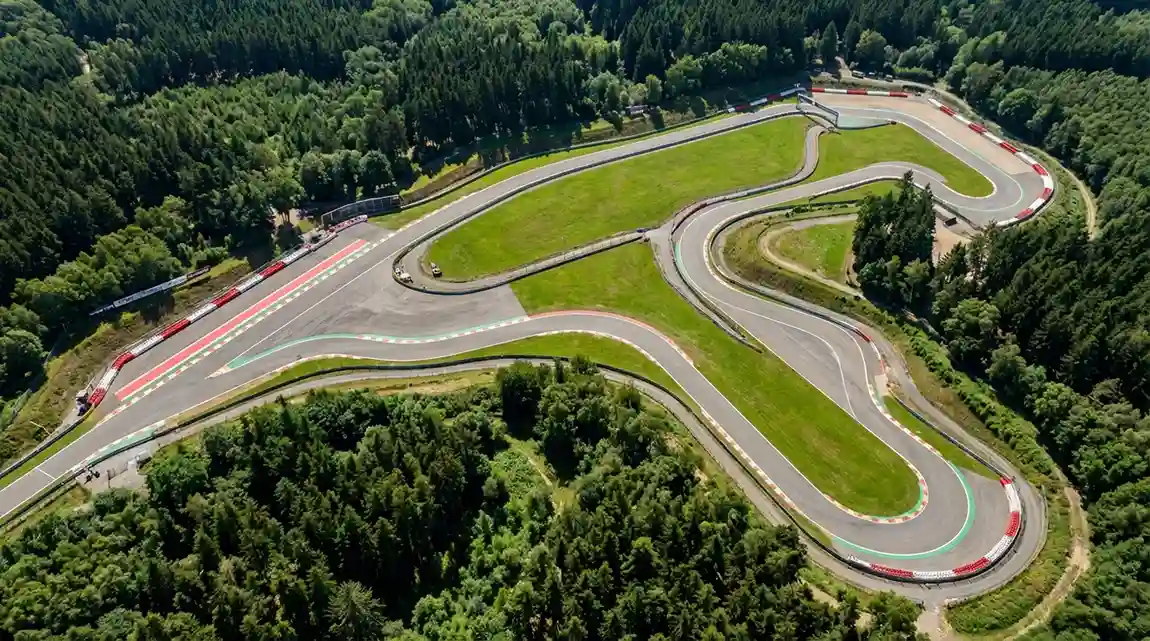 Luchtfoto van een Formule 1-circuit met kenmerkende bochten en rechte stukken