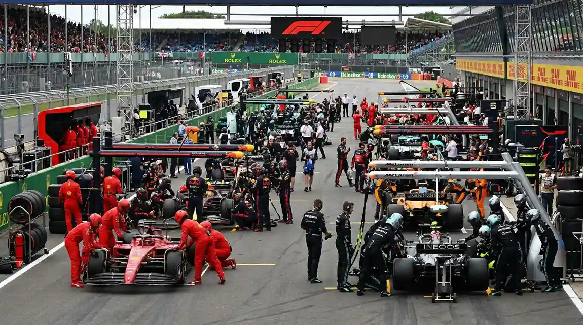 F1-teams werken aan hun auto's in de pitstraat