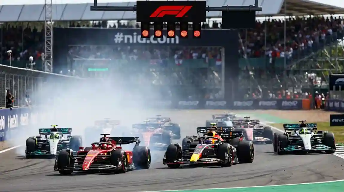 Formule 1-wagens starten agressief tijdens een sprintrace