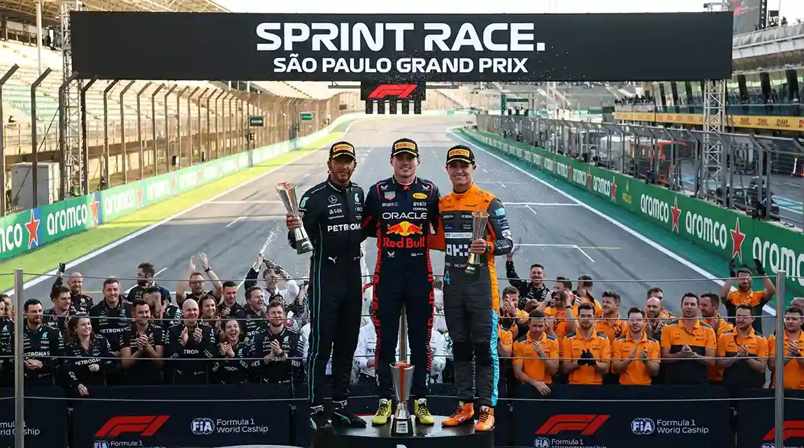 Coureurs op het podium na een F1 sprintrace met trofeeën
