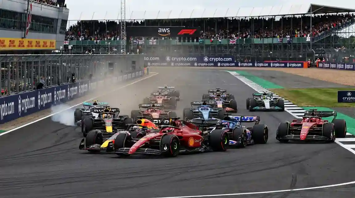 Chaotische eerste bocht van een F1 sprintrace met veel positiewisselingen