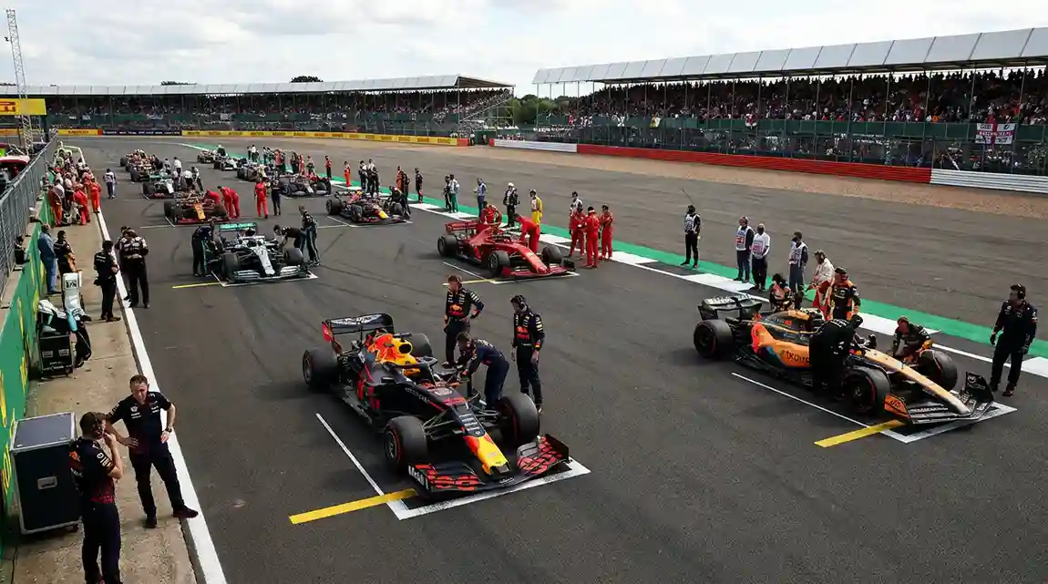 F1-grid met alle teams opgesteld voor de start van een race