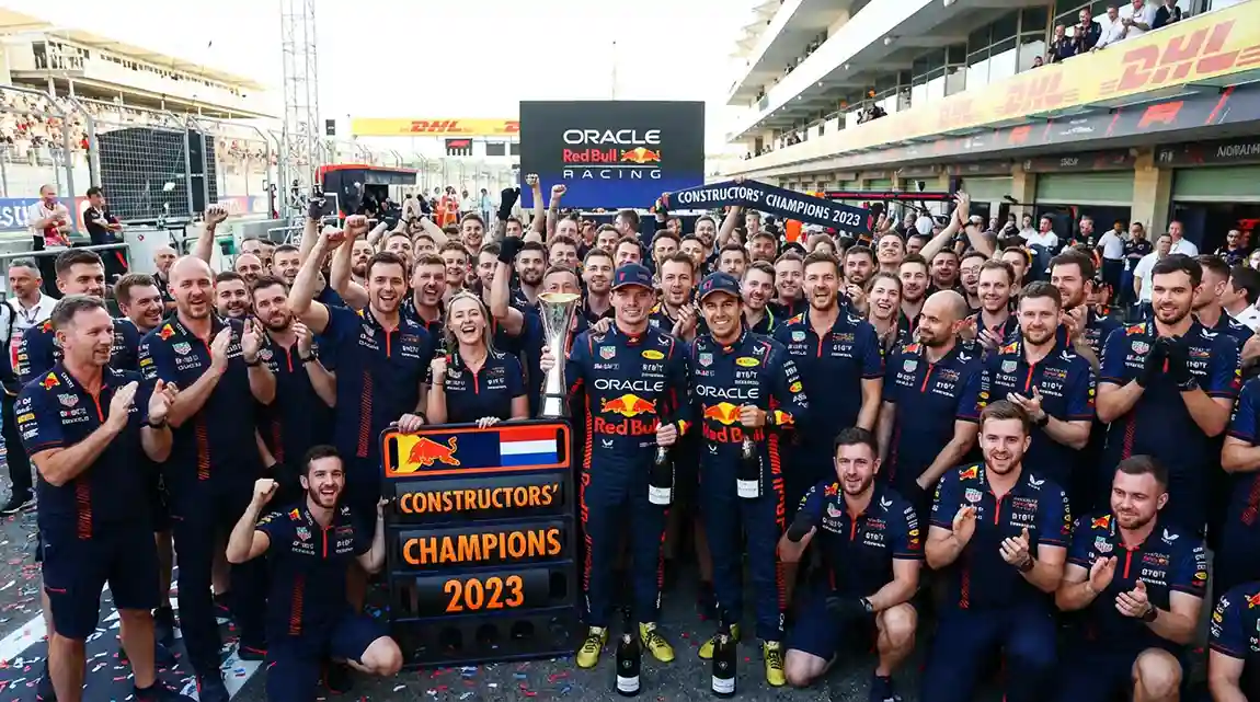 McLaren-team viert de constructeurstitel met beide coureurs