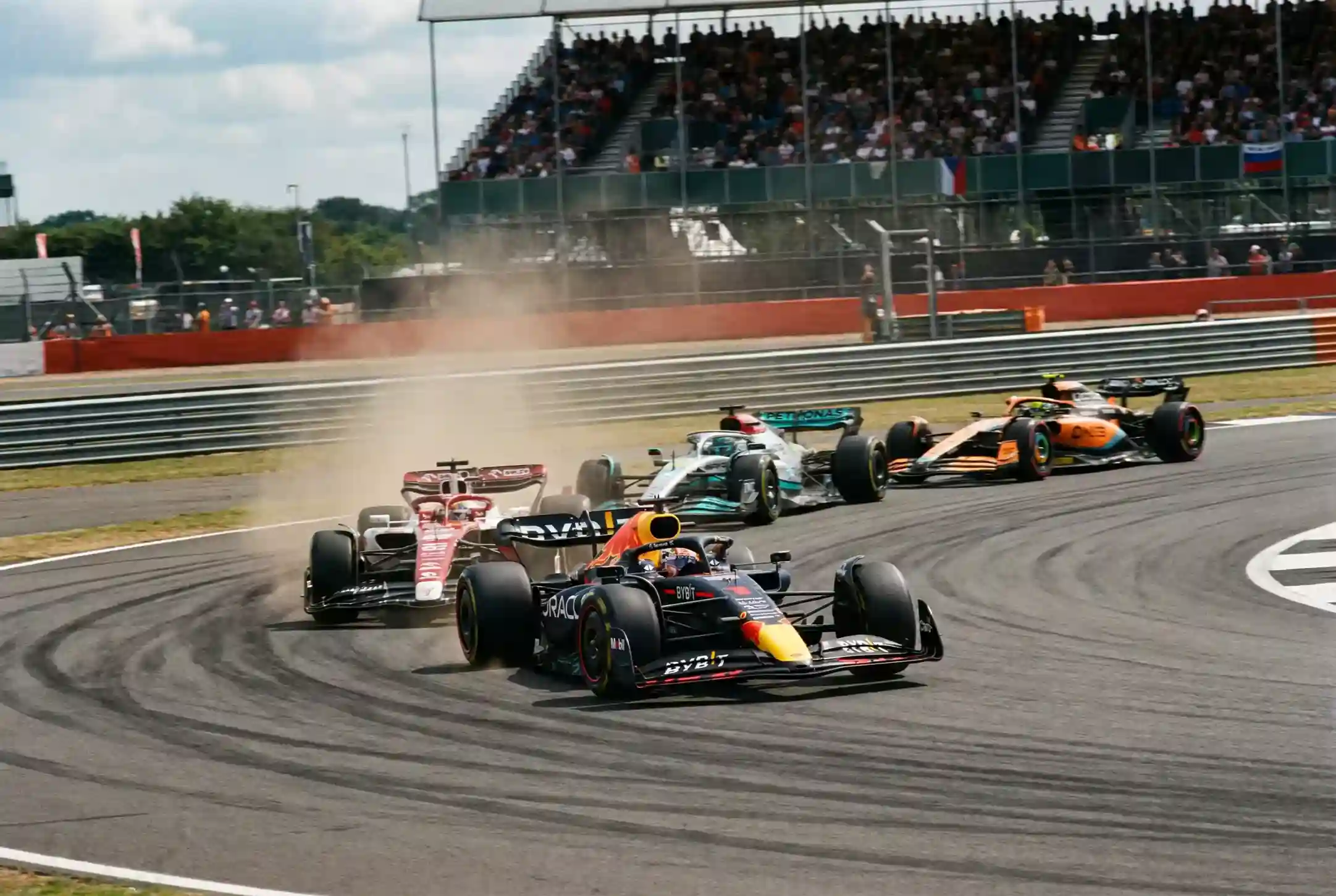 F1-race actie met coureurs die strijden om positie