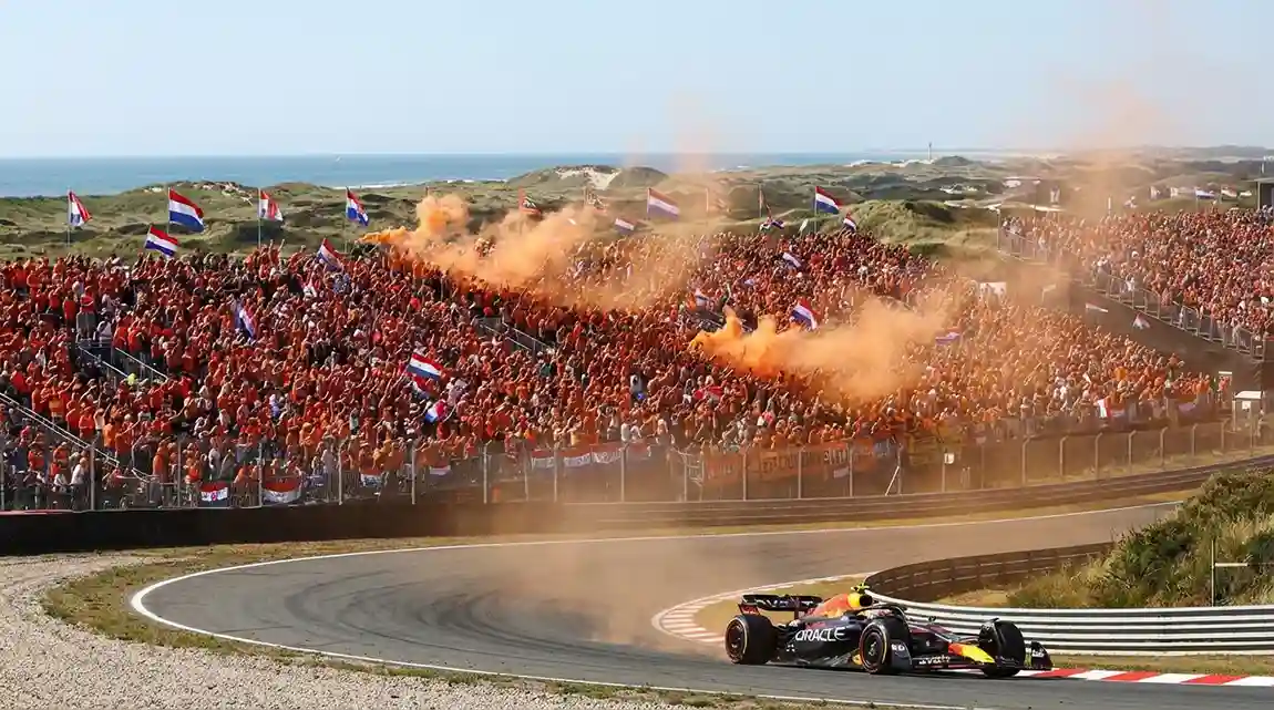 Circuit Zandvoort met oranjegekleurde tribunes vol Nederlandse fans